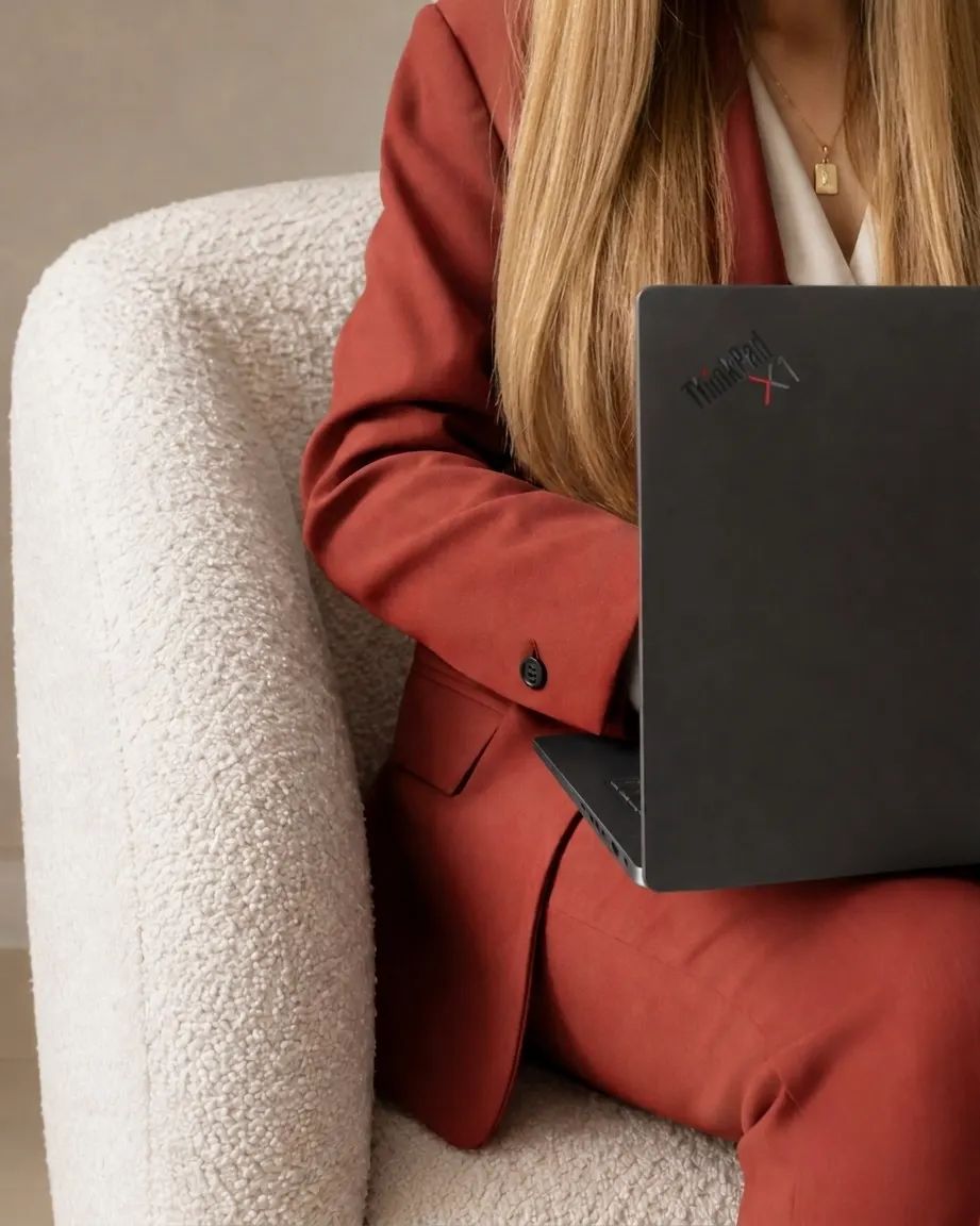 Blazer terracotta et laptop fermé, univers visuel ML Assist